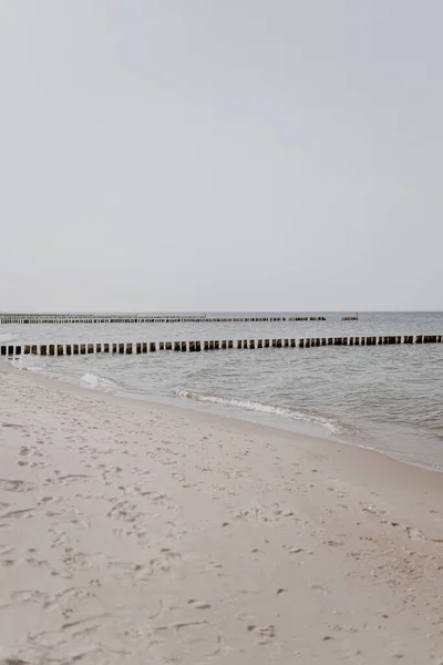 Denize Giden Kum Yolu Sakin Deniz Manzaralı Sahil — Stok fotoğraf