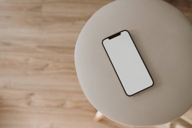 Gri taburede düz kontak cep telefonu