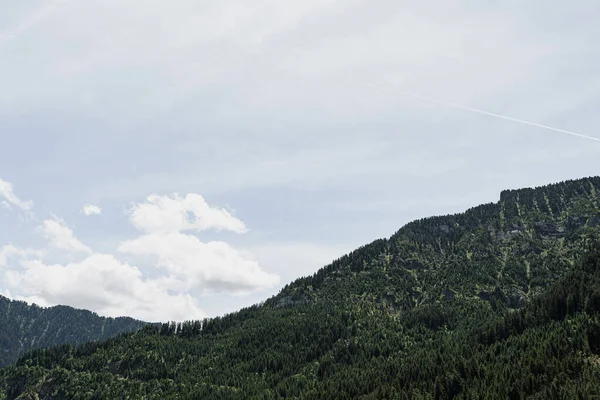 Kuvankaunis Näkymä Vuorelle Kukkula Metsä Taivas Pilvet Scenic Luonto Maisema — kuvapankkivalokuva