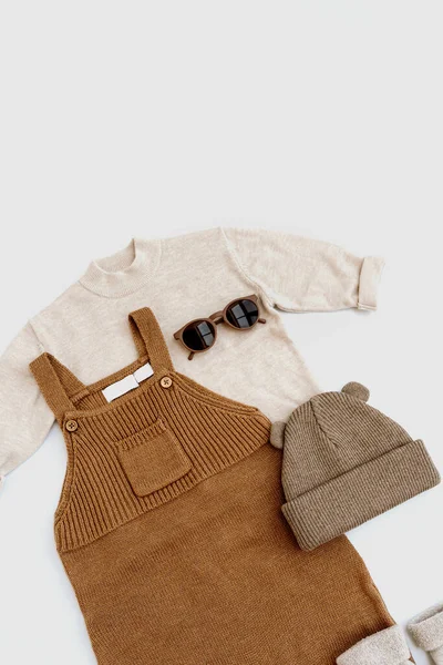 ニットジャンプスーツ セーター 暖かい帽子 白い背景のサングラス 赤ちゃんのファッションの服やアクセサリーのセット — ストック写真