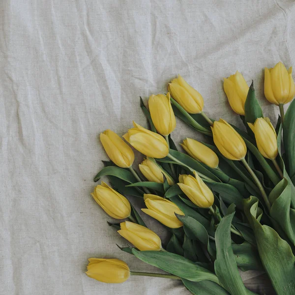 Элегантный Желтый Букет Цветов Тюльпана Нейтральной Бежевой Мятой Льняной Ткани — стоковое фото