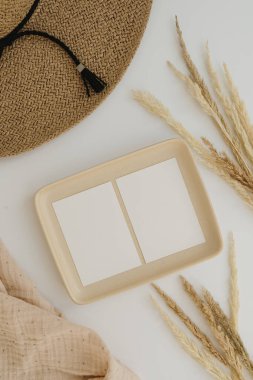 Boş kopya alanı olan kağıt davetiye kartları. Düz yatış, estetik minimalist düğün davetiyeleri. Model kopyalama alanı ile şablon