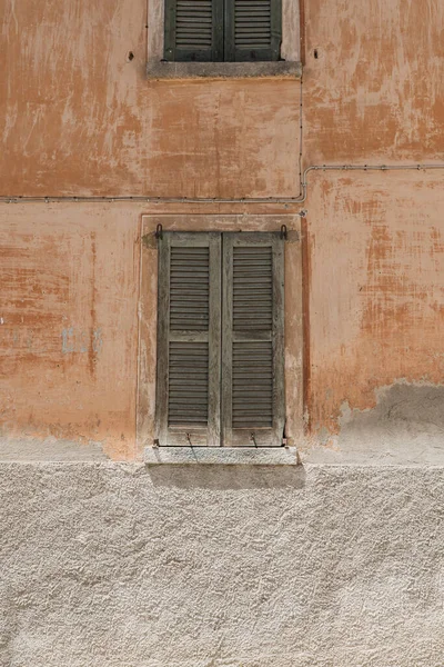 Pembe Mercan Cephe Duvarı Kepenkli Ahşap Pencere Geleneksel Avrupa Eski — Stok fotoğraf