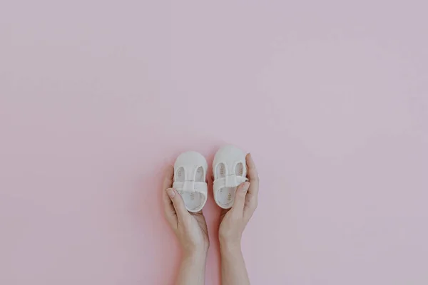 Person Hands Hold Cute Little Baby Sandals Shoes Pastel Pink — Foto de Stock