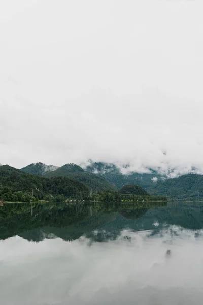 山和云倒映在湖面上的风景如画 风景秀丽的田园风光 — 图库照片
