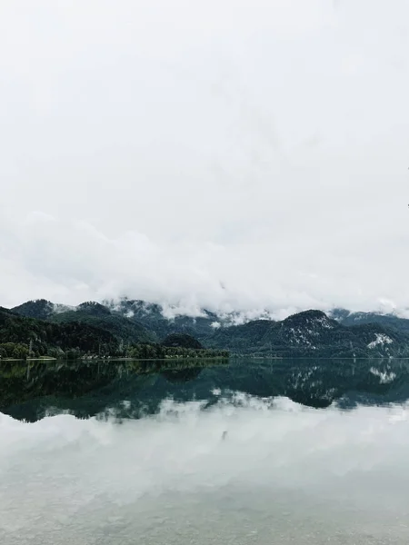 Kuvankaunis Näkymä Järvelle Vuoret Pilvet Heijastuksia Scenic Idyllinen Rauhallinen Maisema — kuvapankkivalokuva