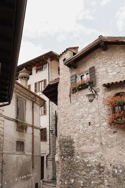 Old Historic Italian Architecture Traditional European Village Rustic Buildings Flowers — Stock Photo, Image