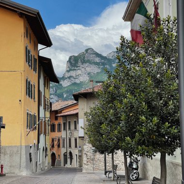 İtalya 'daki eski tarihi mimari. Geleneksel Avrupa binaları ahşap pencereleri, panjurları, pastel duvarları, çiçekli yeşil bitkileri olan. Yaz tatili seyahat konsepti
