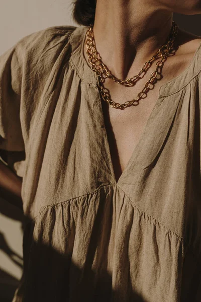 Ombres Solaires Esthétiques Belle Femme Robe Lin Beige Neutre Collier — Photo
