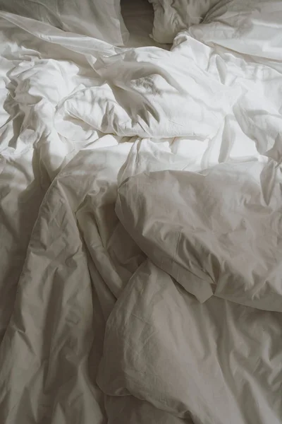 Bequeme Weiße Zerknüllte Bettwäsche Mit Sonnenlicht Schatten Reflexionen Morgen Bett — Stockfoto