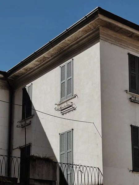 Talya Daki Eski Tarihi Mimari Ahşap Pencereli Panjurlu Pastel Duvarlı — Stok fotoğraf