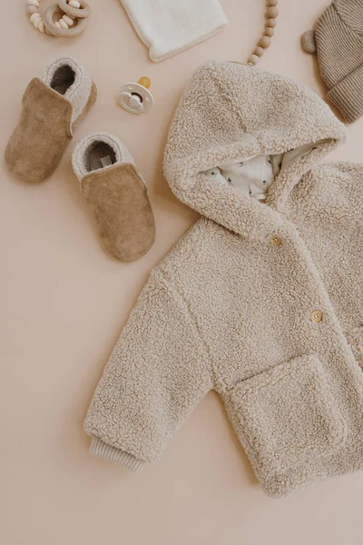 フラットレイ美的北欧ベビー服 アクセサリー 中性パステルベージュの背景におもちゃのコラージュ トレンディでエレガントな中性色暖かい冬の子供のもの トップ表示 — ストック写真