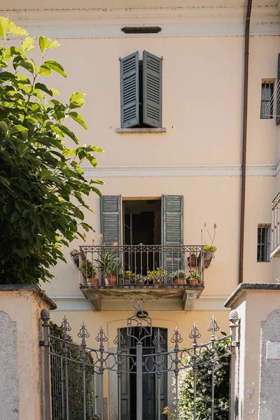 Historische Architektur Italien Traditionelles Europäisches Altstadtgebäude Holzfenster Fensterläden Und Bunte — Stockfoto