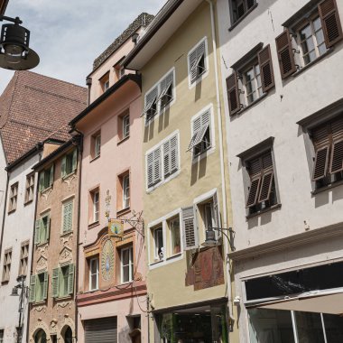 İtalya 'nın tarihi mimarisi. Geleneksel Avrupa eski kasaba sokak binaları. Ahşap pencereler, panjurlar ve renkli pastel duvarlar. Estetik yaz tatili seyahat geçmişi