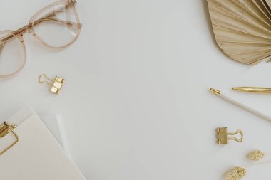 Boş model uzay çerçeve şablonu. Beyaz arka planda estetik stil altın ofis kırtasiyesi aksesuarları. Flatlay, üst görünüm