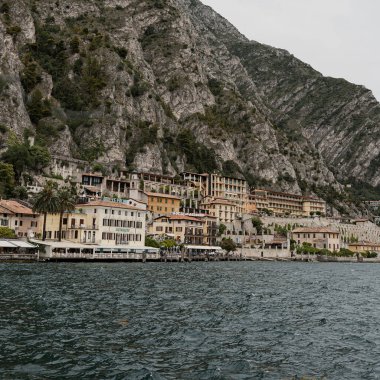 İtalya 'daki eski şehrin güzel manzarası. Deniz ve dağlar. Seyahat yaz konsepti. Deniz manzarası