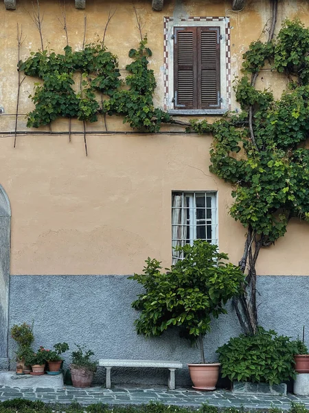 Alte Historische Italienische Architektur Traditionelle Europäische Dorf Rustikale Gebäude Blumen — Stockfoto