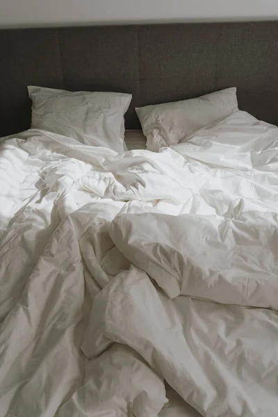Концепція Спальні Комфортне Ліжко Білою Збитою Постільною Білизною Подушками Відбиття — стокове фото