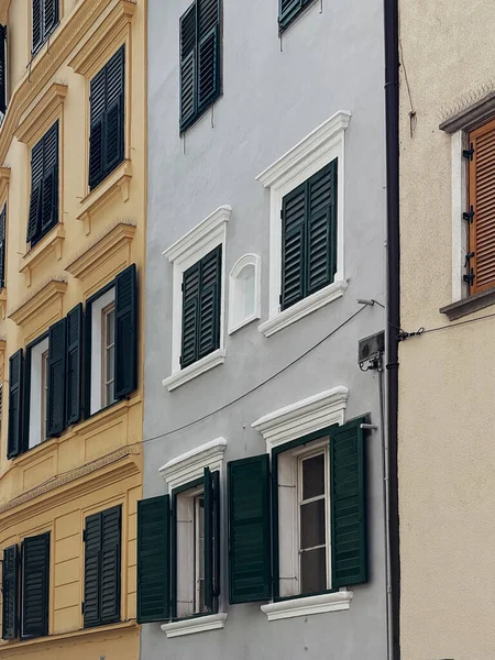Alte Historische Architektur Italien Traditionelle Europäische Gebäude Mit Holzfenstern Fensterläden — Stockfoto