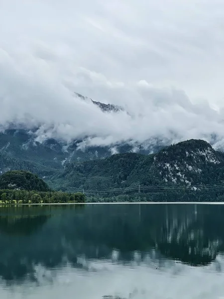 Pintoresca Vista Del Lago Con Montañas Reflejos Nubes Paisaje Natural — Foto de Stock