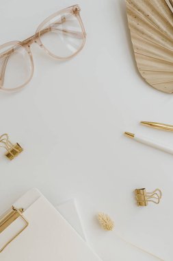 Boş model uzay çerçeve şablonu. Beyaz arka planda estetik stil altın ofis kırtasiyesi aksesuarları. Flatlay, üst görünüm
