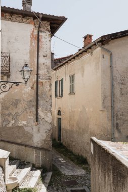 Tarihi antik İtalyan mimarisi. Geleneksel Avrupa eski kasaba sokak binaları. Ahşap pencereler, panjurlar ve renkli pastel duvarlar. Estetik yaz tatili seyahat geçmişi