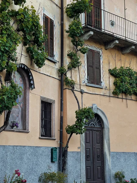 Alte Historische Architektur Italien Traditionelle Europäische Gebäude Mit Holzfenstern Fensterläden — Stockfoto
