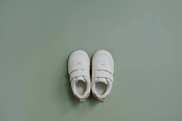 Sapatos Brancos Mini Sapatilha Sapatos Bebê Fundo Verde Pastel Macio — Fotografia de Stock