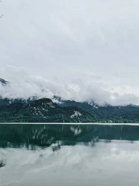 Pittoresca Vista Sul Lago Con Riflessi Montagne Nuvole Paesaggio Paesaggistico — Foto Stock