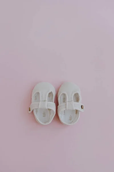 Pár Pamut Mini Cipő Újszülött Baba Pasztell Rózsaszín Háttér Minimális — Stock Fotó