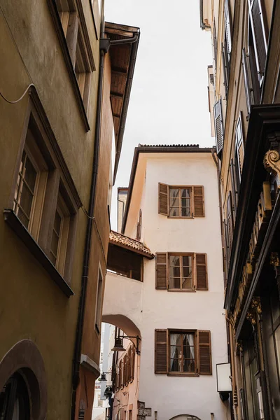 Historisk Arkitektur Italien Traditionella Europeiska Gamla Stan Gatubyggnader Träfönster Fönsterluckor — Stockfoto