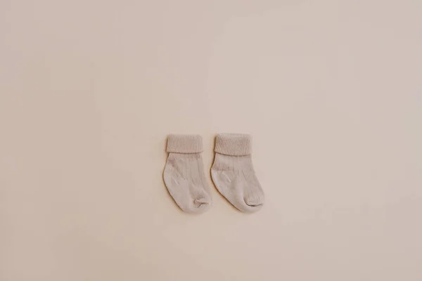 Ζεύγος Παστέλ Ζεστό Οικολογικό Κομψό Σκανδιναβικό Βιολί Νεογέννητα Κάλτσες Μωρό — Φωτογραφία Αρχείου
