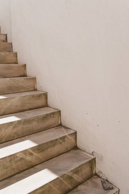Minimum estetik mimari konsepti. Bej duvar ve merdivenler. Tarafsız asgari arkaplan