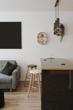 Minimalist modern ev oturma odası iç tasarım konsepti. Bar tezgahı, tabure, kanepe