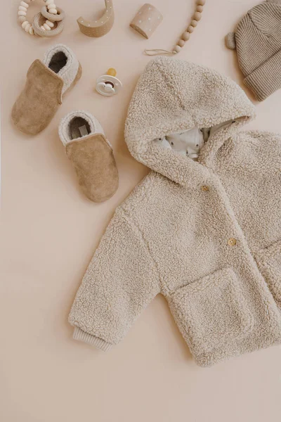 Snygga Eleganta Babykläder Tillbehör Och Leksaker Neutral Beige Bakgrund Varm — Stockfoto