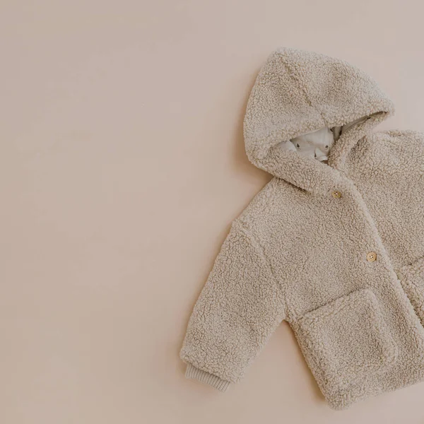 Ciepła Zimowa Kurtka Dziecięca Dziecko Nosi Neutralne Beżowe Tło Moda — Zdjęcie stockowe