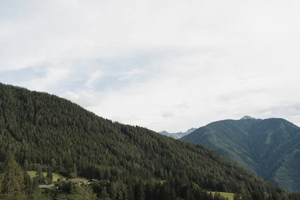 山の丘 空と雲の絵のような景色 風景自然景観 夏休み旅行 — ストック写真
