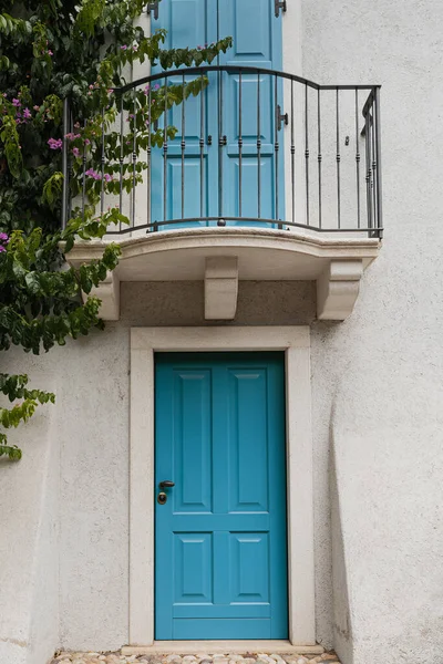 Old Historic Italian Architecture Blue Wooden Door Balcony Blooming Bush — Stock Photo, Image