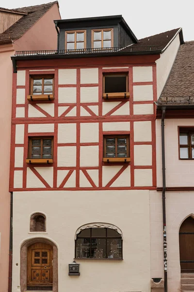 伝統的なヨーロッパの古い町の建物 ドイツのニュルンベルクにある古い歴史的建築 — ストック写真