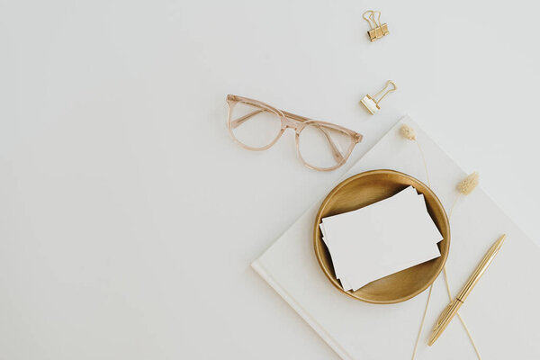 Эстетический роскошный богемный брендинг или шаблон пригласительного билета. Простой лист пригласительного билета с пустым макетом копировального места, очков, альбома на белом фоне