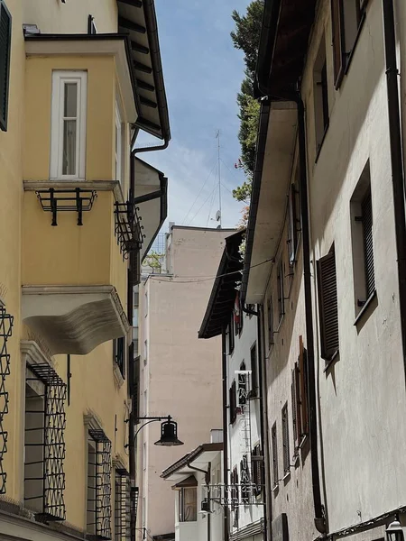 이탈리아의 역사적 건축물이다 유럽의 전통적 건물이다 그리고 햇빛의 그림자가 파스텔 — 스톡 사진