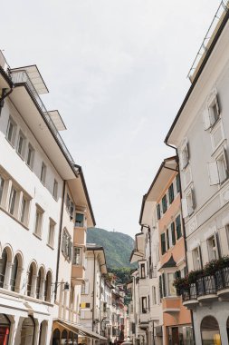 İtalya 'nın tarihi mimarisi. Geleneksel Avrupa eski kasaba binaları. Estetik yaz tatili seyahat kavramı