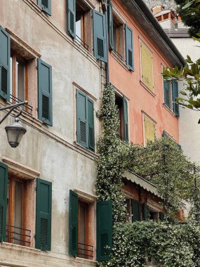 İtalya 'daki eski tarihi mimari. Geleneksel Avrupa eski kasaba binaları. Estetik yaz yolculuğu konsepti. Güneş ışığı gölgeleri