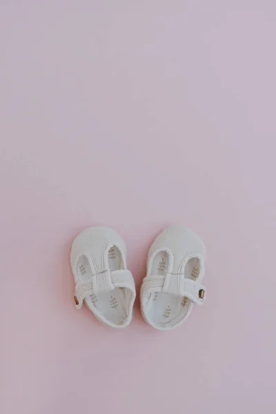 Mini Sandalias Para Niños Recién Nacidos Zapatos Bebé Sobre Fondo — Foto de Stock