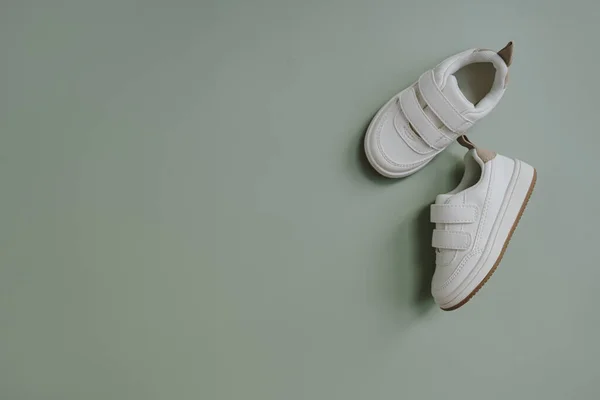 Λευκά Μίνι Αθλητικά Παπούτσια Για Μωρό Παιδί Μου Flatlay Πάνω — Φωτογραφία Αρχείου
