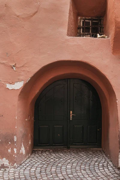 Antikes Holzfenster Und Tür Neutraler Korallenwand Historische Architektur Italien Ästhetisches — Stockfoto