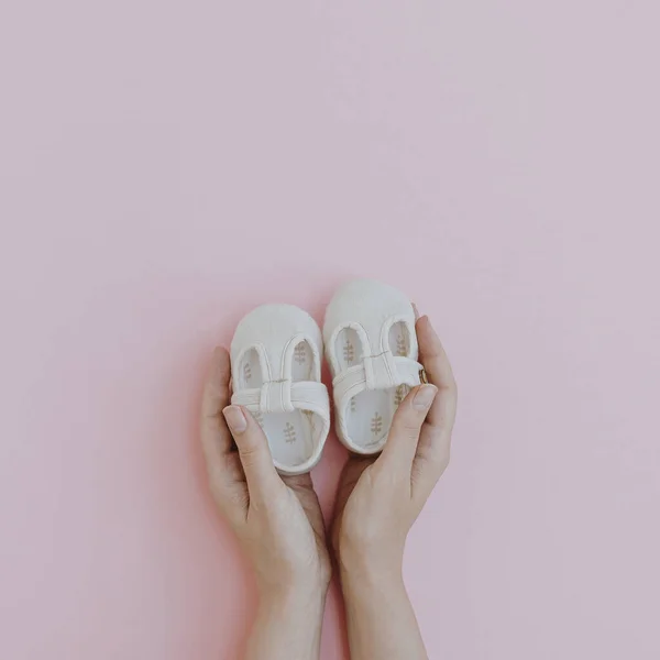 Hands Hold Pair Small Cute Newborn Baby Sandals Shoes Pink — Fotografia de Stock