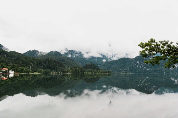 Vista Pitoresca Lago Com Reflexos Montanhas Nuvens Paisagem Calma Idílica — Fotografia de Stock