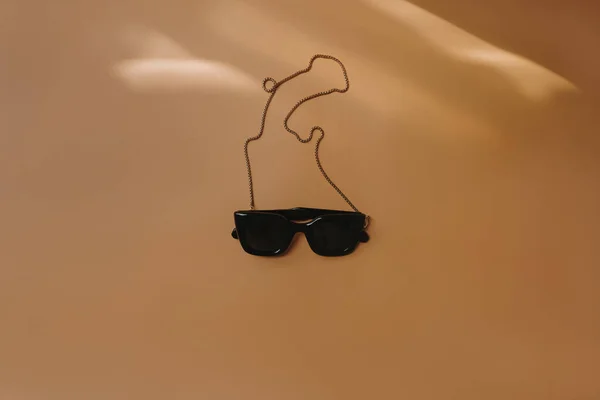 橙色背景上的女用太阳镜 有模糊的阳光阴影 最小审美时尚博客 网上购物 — 图库照片