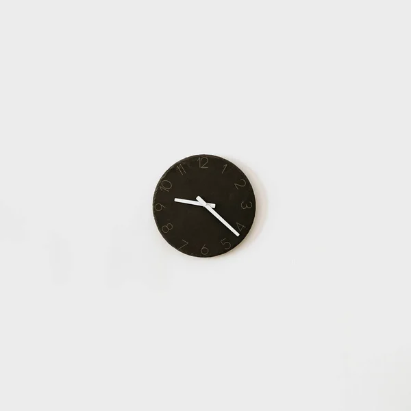 Czarny Zegar Białej Ścianie Minimalistyczny Wystrój Wnętrz Domowych Pojęcie Czasu — Zdjęcie stockowe
